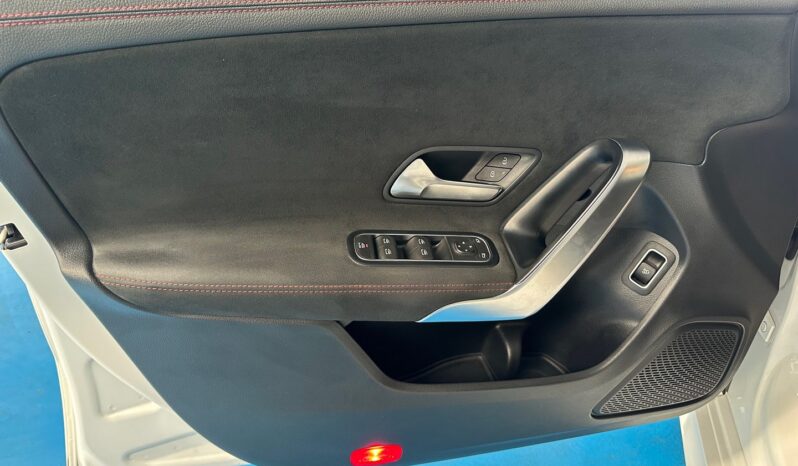 MERCEDES-BENZ CLA 180 AMG-Line completo