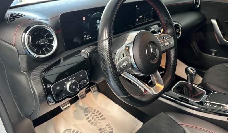 MERCEDES-BENZ CLA 180 AMG-Line completo