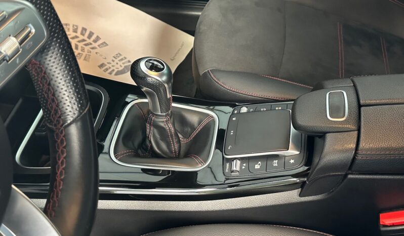 MERCEDES-BENZ CLA 180 AMG-Line completo