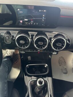 MERCEDES-BENZ CLA 180 AMG-Line completo