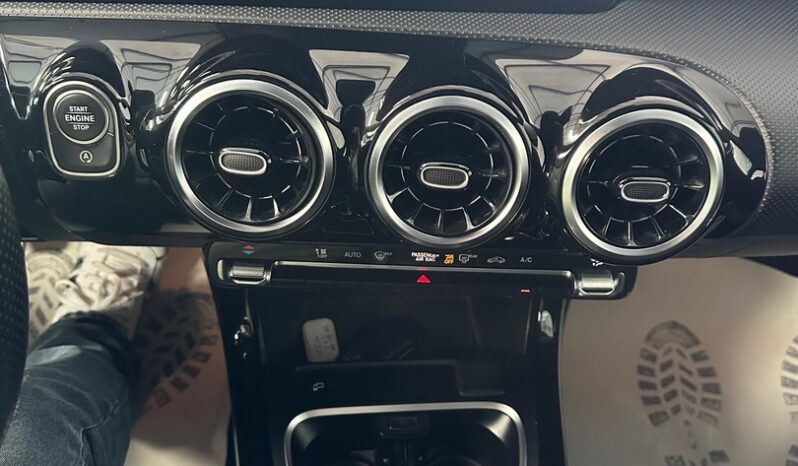 MERCEDES-BENZ CLA 180 AMG-Line completo