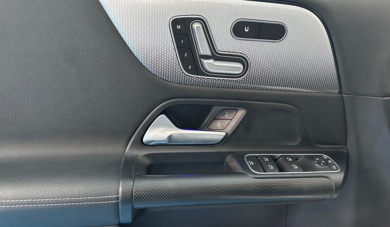 MERCEDES-BENZ GLA 200 STYLE LEDER NAVI completo