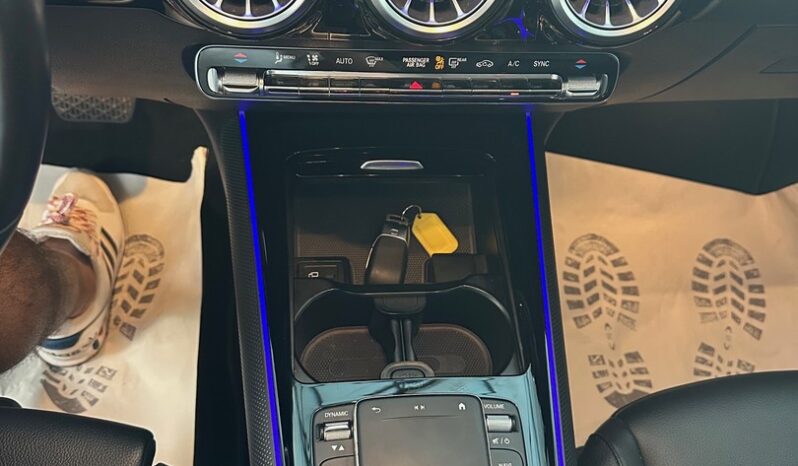 MERCEDES-BENZ GLA 200 STYLE LEDER NAVI completo